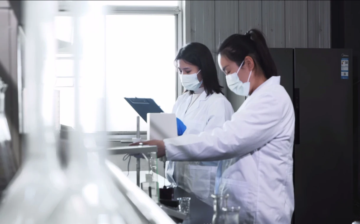 Shenzhou quality control staff testing food seasoning samples